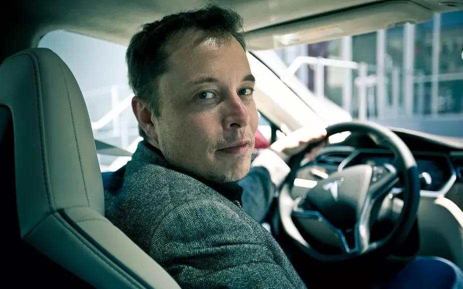 Ełan Mask za rulom elektramabila Tesla. Fota: gas2.org