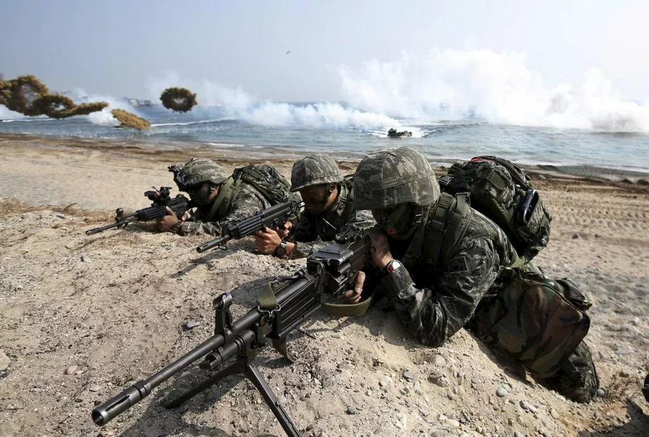 Корейские морские пехотинцы после высадки на побережье во время учений Foal Eagle. Фото AP.