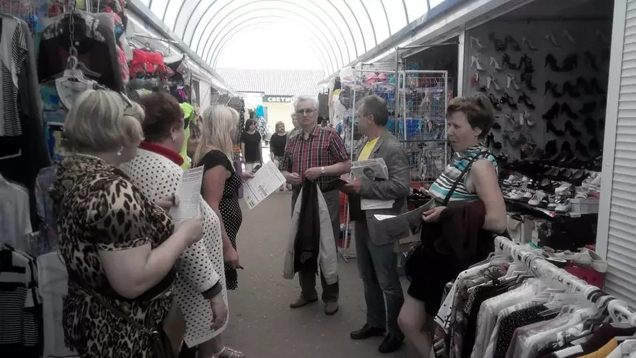 На фота: Анатоль Лябедзька (другі справа) і Станіслаў Багданкевіч сустракаюцца з людзьмі на рынку ў Баранавічах, 25 чэрвеня 2015 года.