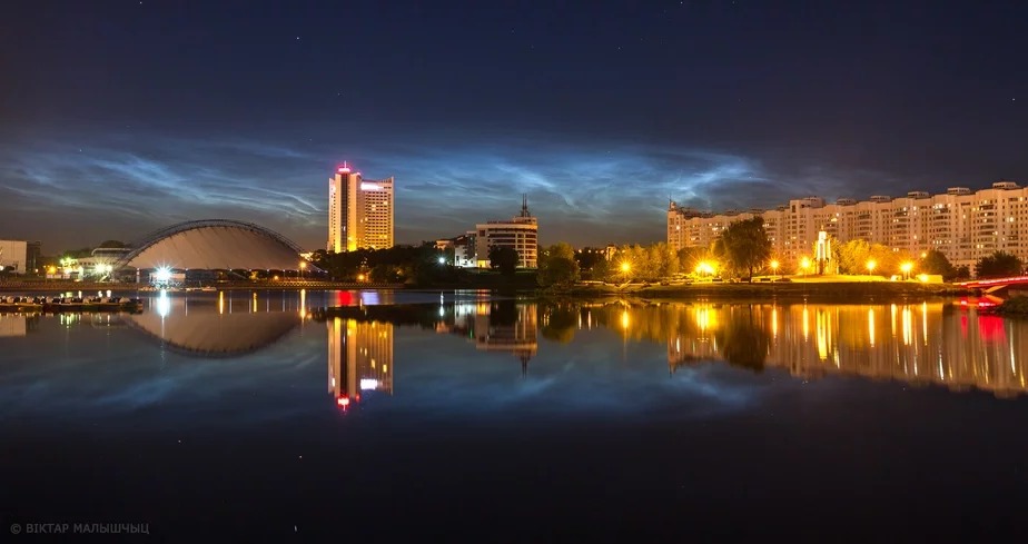 Серебристые облака над Минском в ночь с 1 на 2 июня, около полуночи. Фото Виктора Малыщица