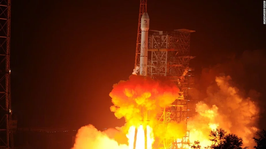 Запуск ракеты с первым в истории Китая луноходом «Нефритовый заяц», 2 декабря 2013 года. Фото сайта cnn.com