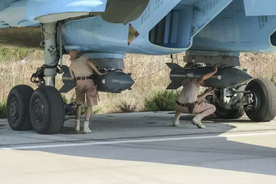 Российский наземный персонал обслуживает самолеты на базе в Сирии, фото warontherocks.com