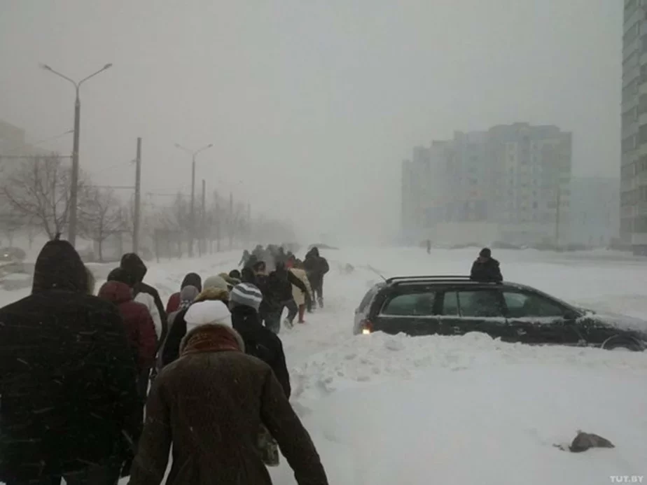 Беларусам яшчэ памятны магутны снегапад «Хаўер» 2013 года.