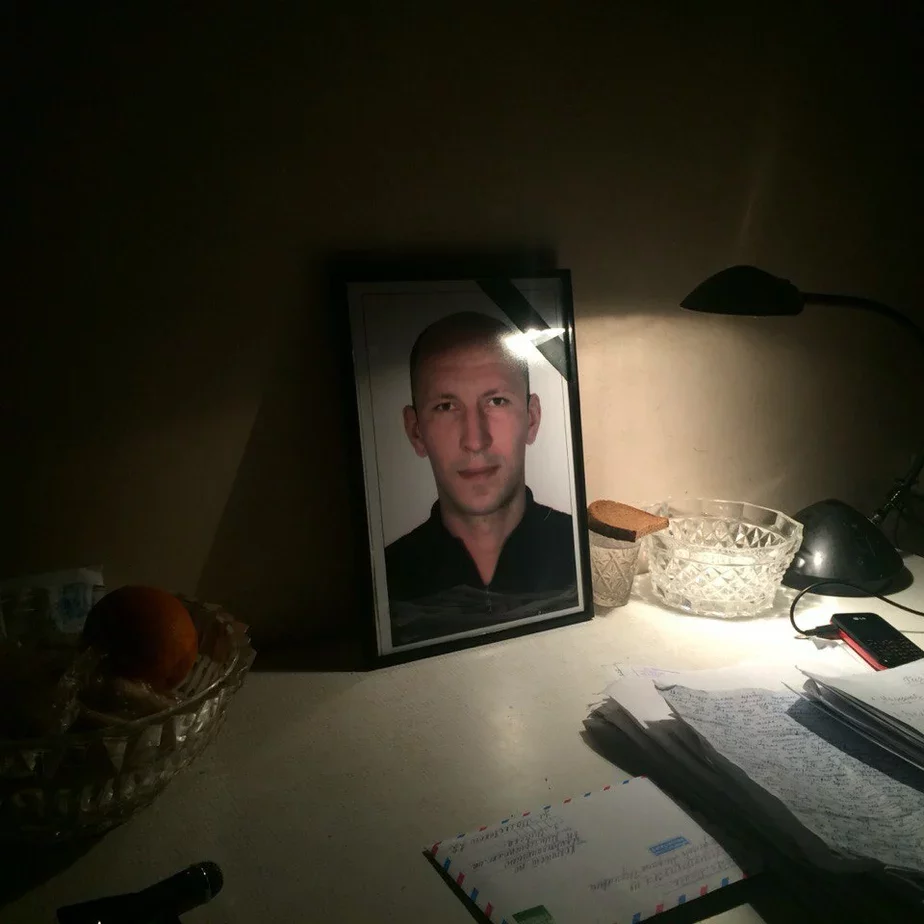 Портрет погибшего сына стоит у матери на столе