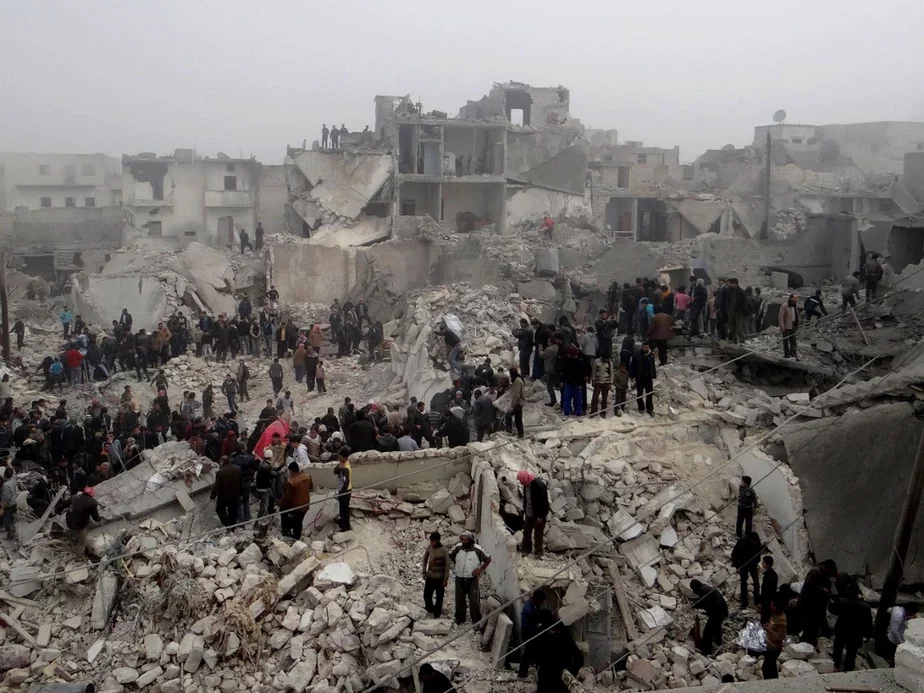 Наступу сілаў Асада папярэднічалі тры дні інтэнсіўных бамбаванняў горада Алепа і ягоных прыгарадаў.
