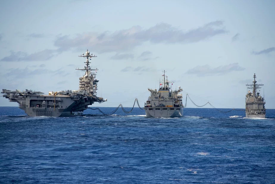 Авианосец John C. Stennis, эсминец Stockdale и боевой корабль поддержки Rainier во время пополнения припасов и топлива в море.