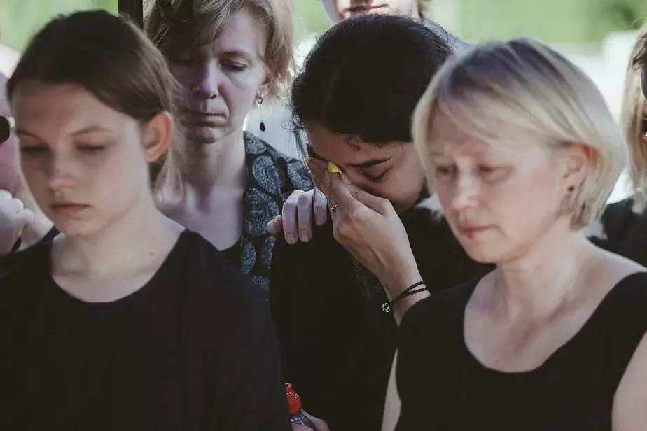 Алена Притула (справа) на похоронах Павла Шеремета. Фото Александра Васюковича для «Медузы».