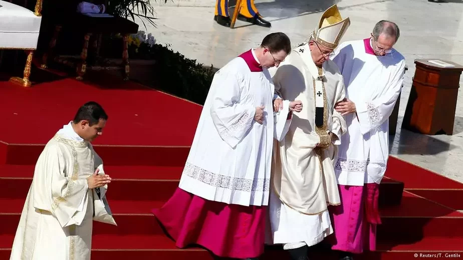 Папа римский на церемонии канонизации.