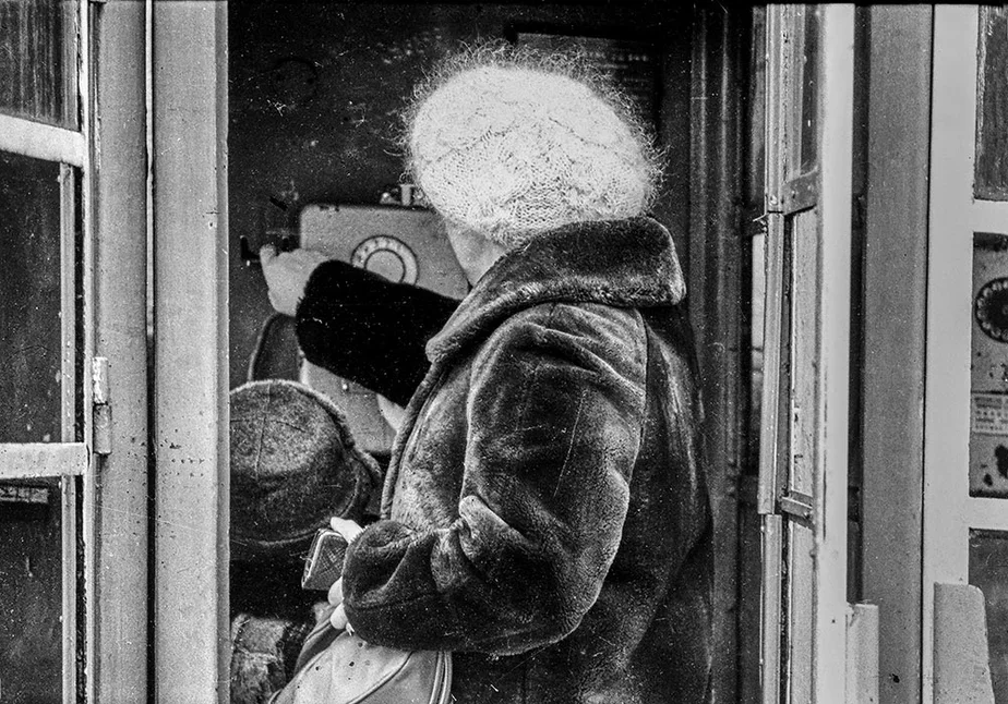 Минск, в телефонной будке. Начало 80-х. Фото: Вадим Качан.
