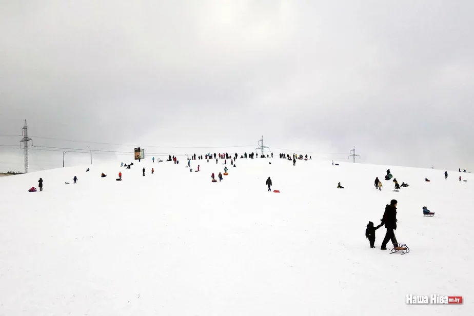 Дзеці коўзаюцца з горак у Каменнай Горцы, Менск. 