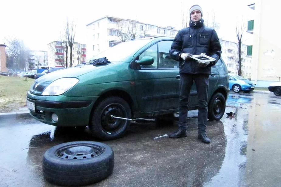 Сергей Пальчевский установил на машину новую резину.