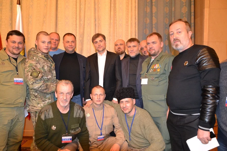 Сурков посередине в белой рубашке, слева — руководитель «Союза добровольцев Донбасса» политтехнолог Бородай. Мильчаков в камуфляже