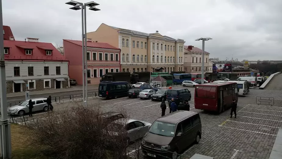 Колонна автозаков на улице Интернациональной. Фото из соцсетей.