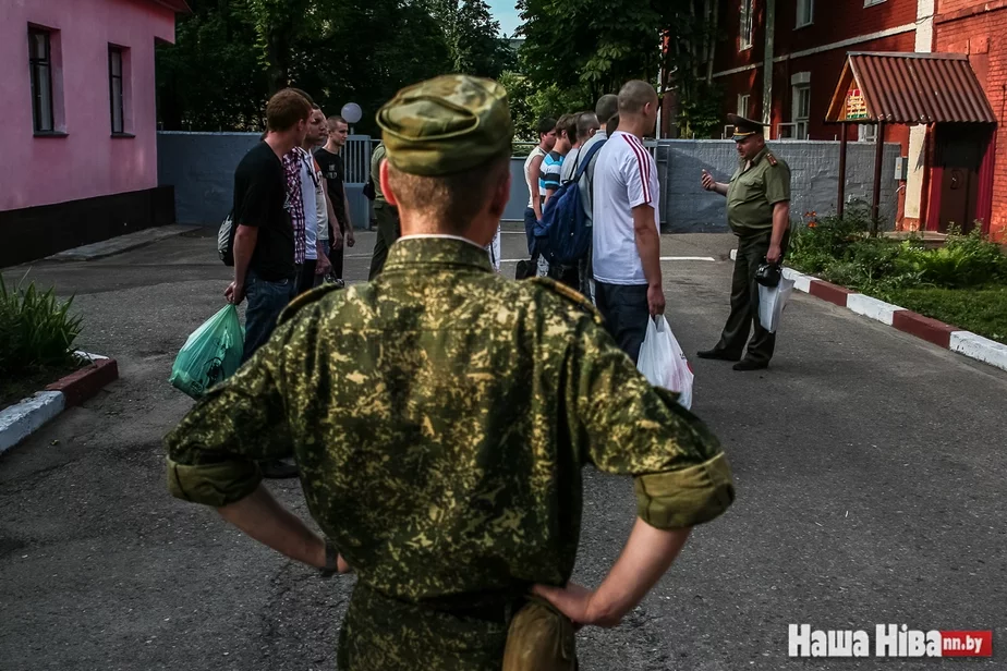 Архивное фото: прибытие молодого пополнения в воинскую часть в Борисове, 2010 г. Фото Сергея Гудилина.