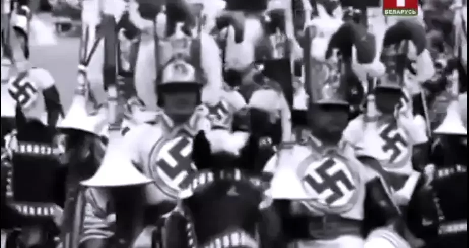 Фрагмент з эфіру БТ: прысяга «Беларускага згуртавання вайскоўцаў» параўноўваецца з нацысцкім парадам у Трэцім Рэйху.