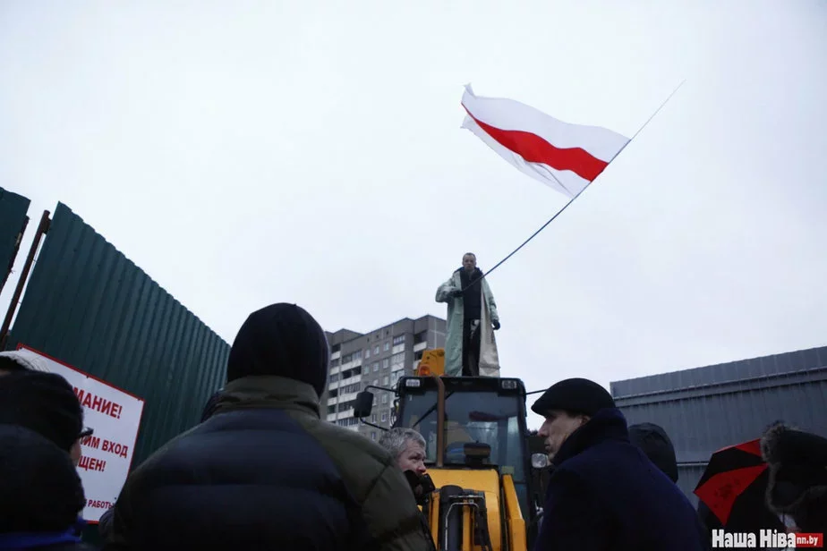 Дмитрий Дашкевич на тракторе протестует против строительства офисного здания по улице Мирошниченко, рядом с Куропатами.