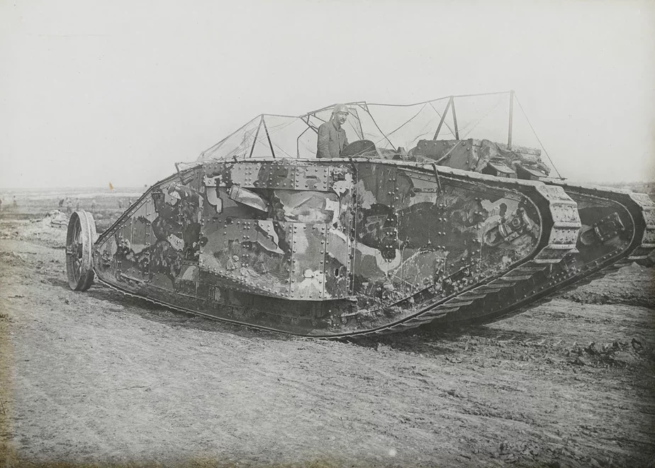 Британский танк Первой мировой войны Mark I во время испытаний.