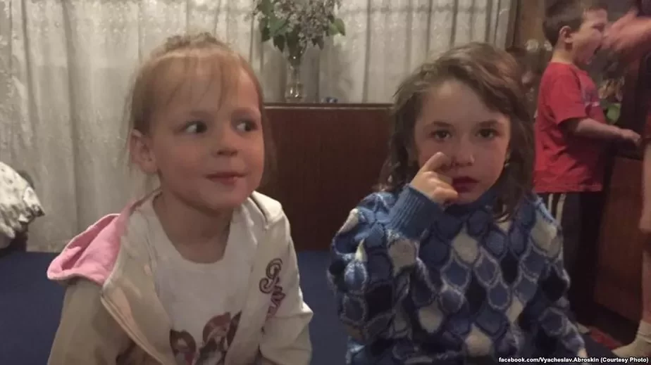 7-летняя Женя и 4-летняя Саша — девочки, оставшиеся сиротами после обстрела Авдеевки в субботу, 13 мая