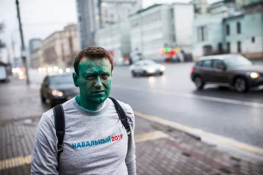 После того как обливания зеленкой стали регулярными, Навальный решил сделать это частью своего имиджа.