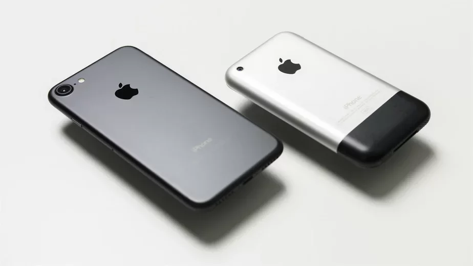 Самый первый iPhone (справа) и самый современный iPhone 7 (слева)