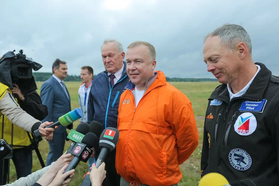 Министр спорта Александр Шамко (в центре, в оранжевой куртке) и основатель компании А-100 Александр Центер.