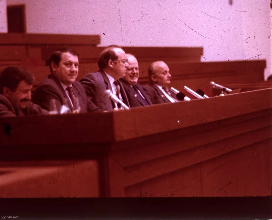 Василий Шолодонов (второй слева) в президиуме Верховного Совета. 1991 год. Фото: vytoki.net.