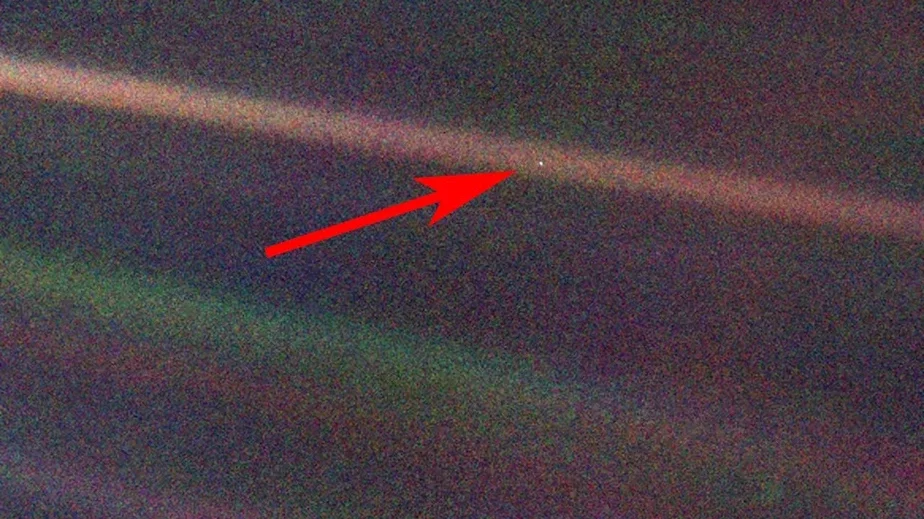 Изображение «Pale Blue Dot» («Бледно-голубая точка»), повернутое на 90 градусов