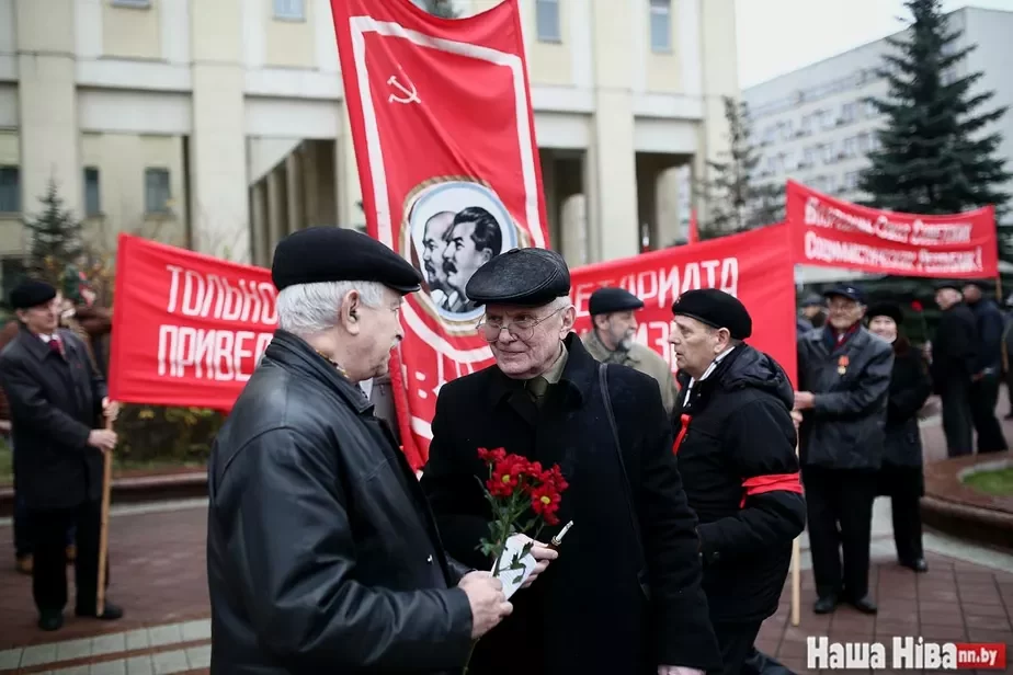Коммунисты с портретами Ленина и Сталина отметили в Минске 100-летие Октябрьской революции. Фото Сергея Гудилина.
