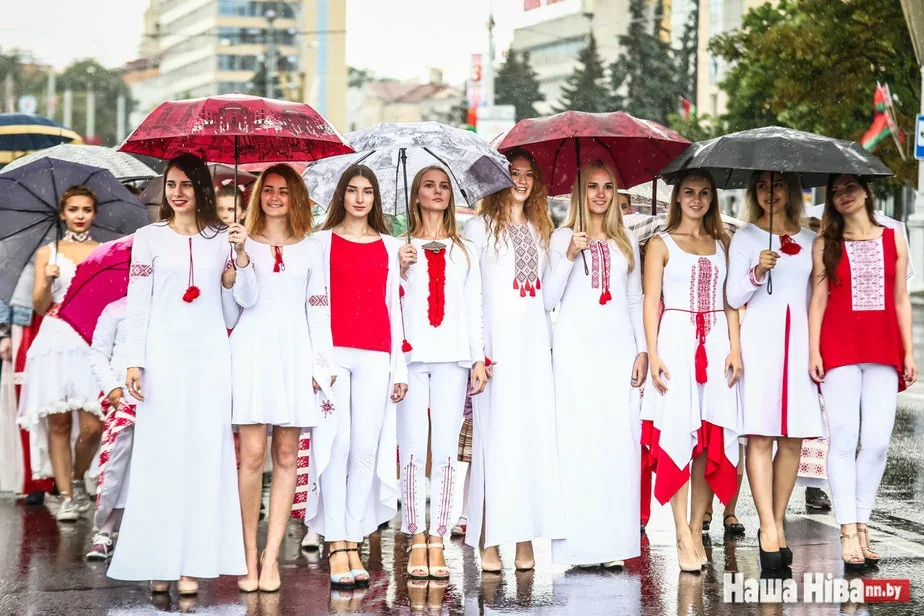 Парад вышыванак у Мінску 2 ліпеня 2017 года, фота Сяргея Гудзіліна