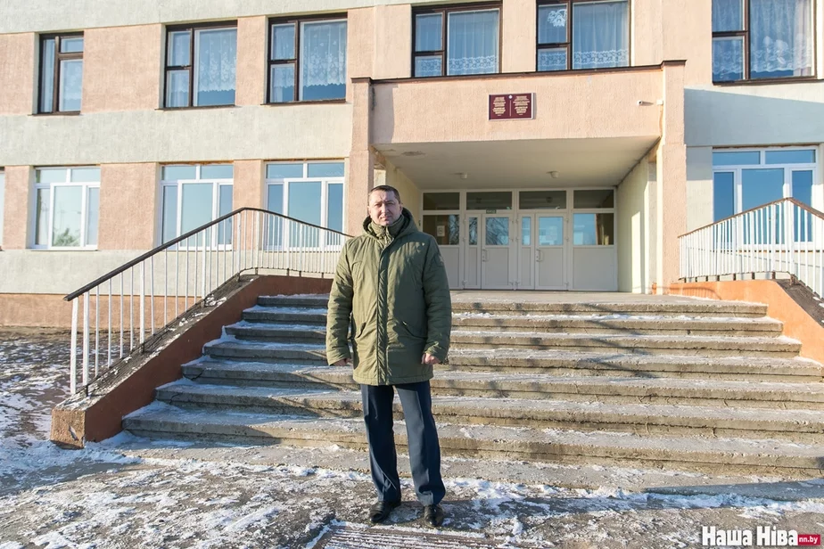 Алексей Наумов у входа в Маякскую среднюю школу.