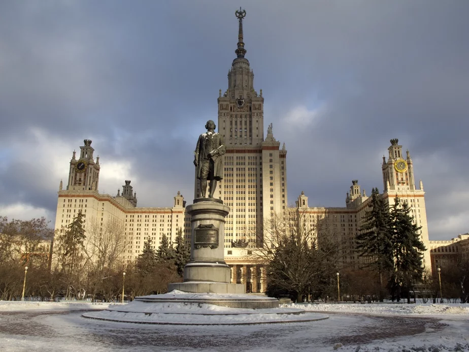 Государственный университет в Москве носит имя Михаила Ломоносова.