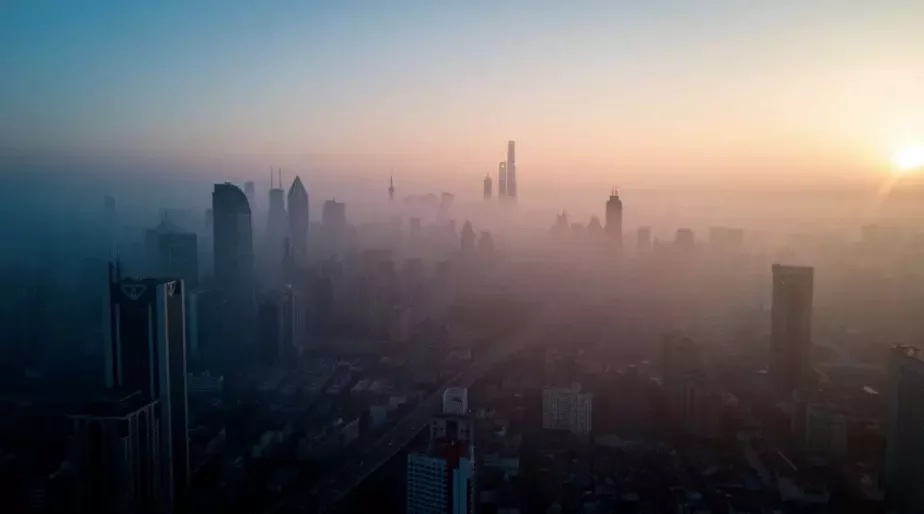 Это не туман, а загрязненный воздух на рассвете в Шанхае. Фото: Johannes Eisele/AFP/Getty Images