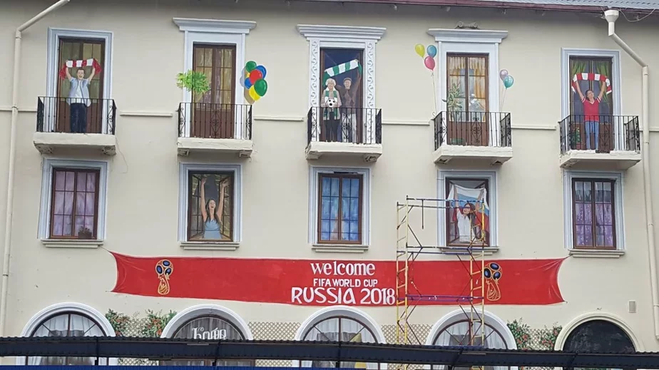 В Ростове к ЧМ-2018 в окнах нежилого дома появились «счастливые люди»