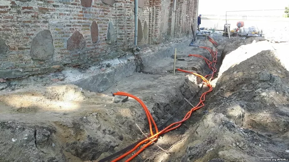 Выкопанные строителями траншеи у восточной стены Коложской церкви.