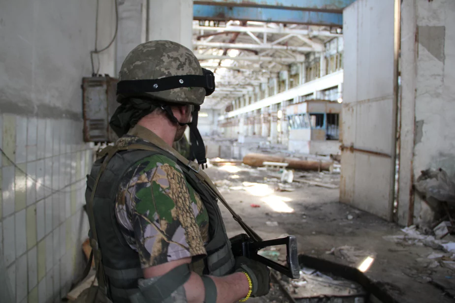 Украинский военный в промзоне Авдеевки недалеко от Донецка.
