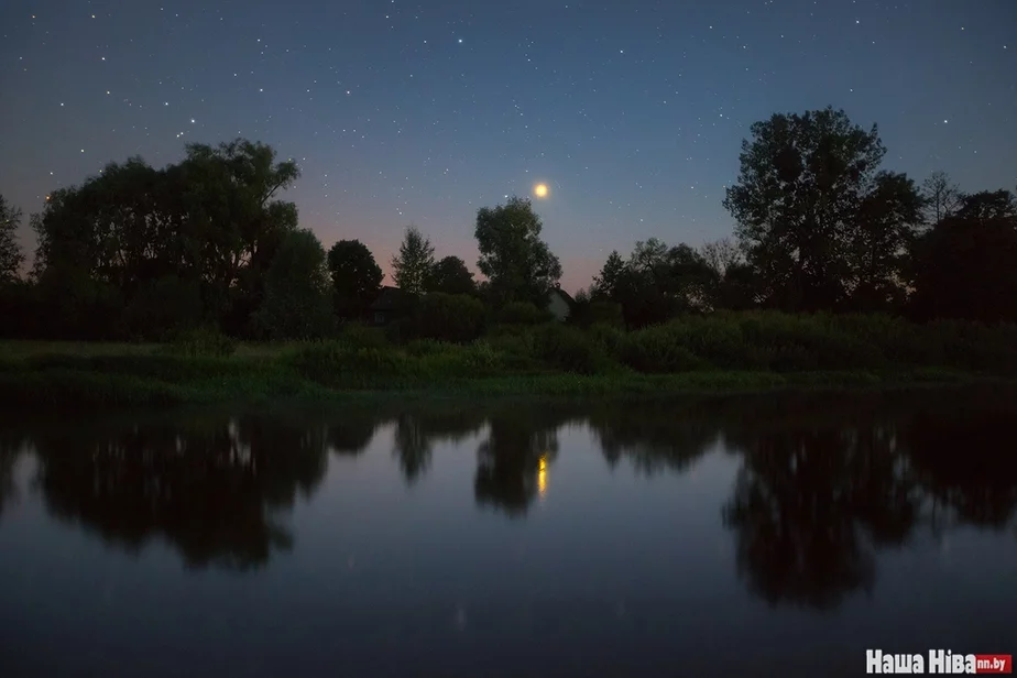 Jupiter nad chvalami Niomana.