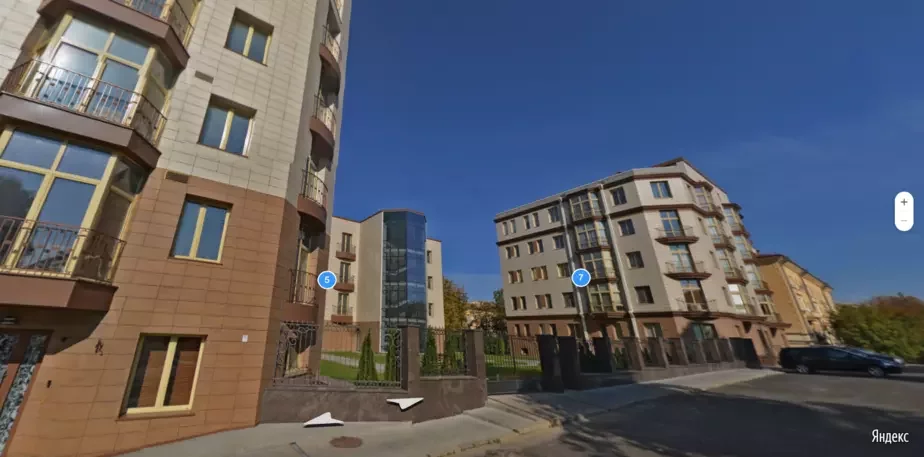 Дом-рекордсмен — на фото посередине. В нем всего четыре квартиры. Фото: панорама Яндекса