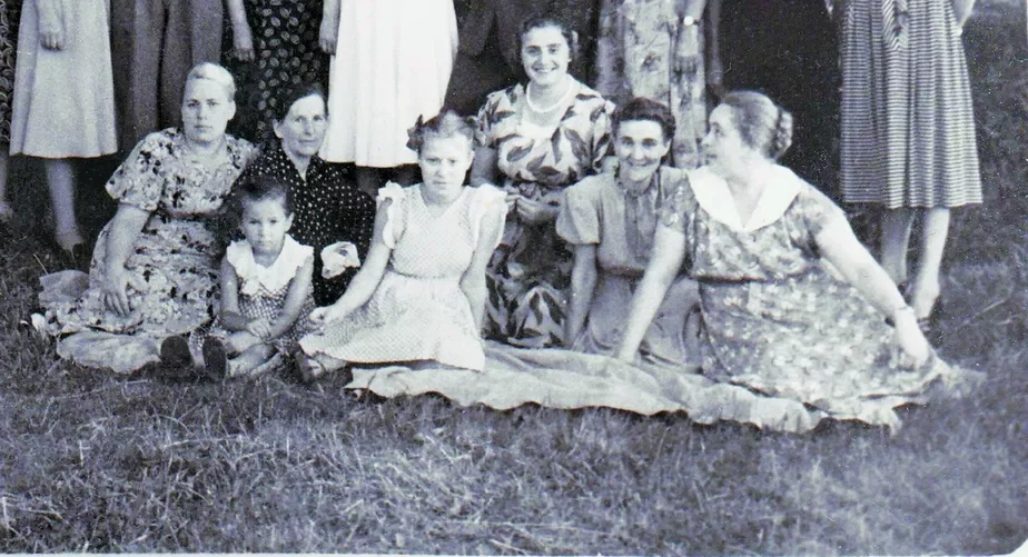 Міхля Сінаеўна — канечне ж, у цэнтры, сярод мінчанак на Старажоўцы, 1950-я гады. З сямейнага архіва.