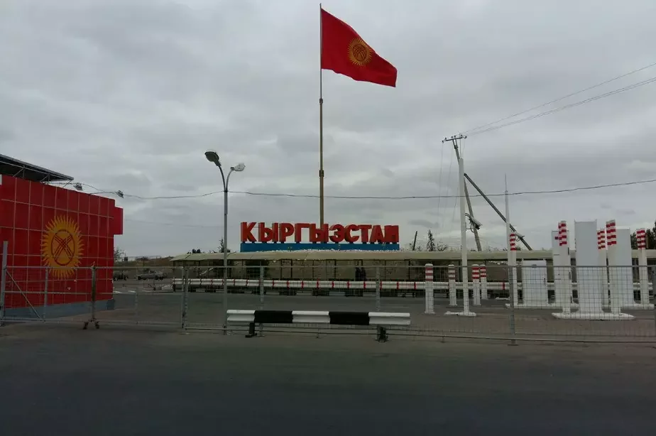Пограничный переход в Кордай. Условия работы казахских пограничников, которые сидят в тепле, намного лучше, чем у кыргызских — те считай что на улице, в деревянной коробке. Но фотографировать там нельзя.