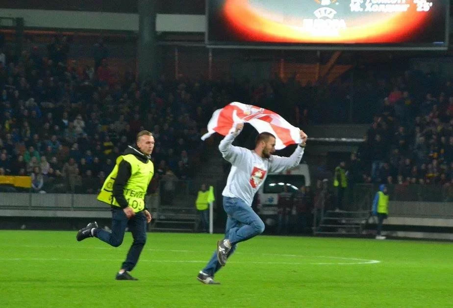 Матч в сентябре 2017-го запомнился еще и забегом Александра Венгерских с бело-красно-белым флагом, фото Максима Пушкина.