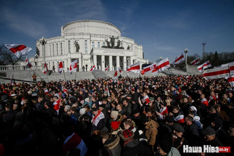 На День Воли в 2018 году возле Оперного театра собрались десятки тысяч человек, фото Сергея Гудилина.