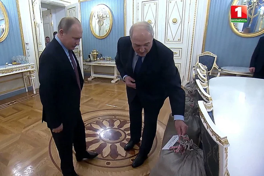 Скриншот видео «Беларусь 1». Лукашенко подарил Путину мешки с картошкой четырех сортов: «Манифест», «Вектар», «Рубин» и «Нара».