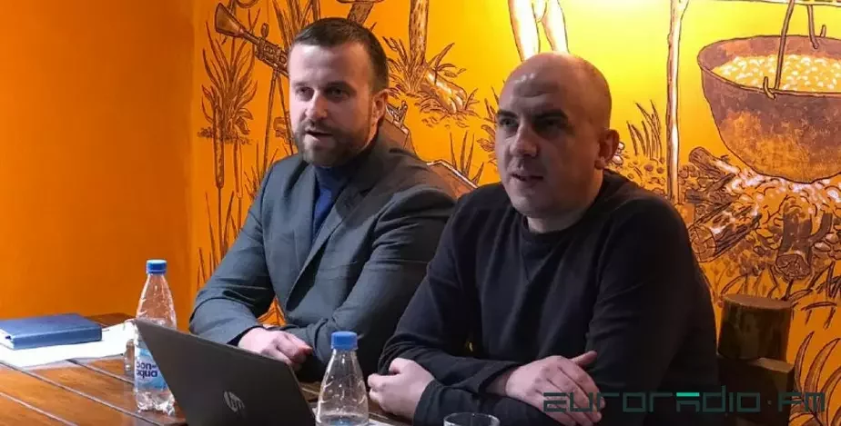 Кирилл Живолович (справа) теперь сам исполняет обязанности главного редактора «Белгазеты». Фото Еврорадио.