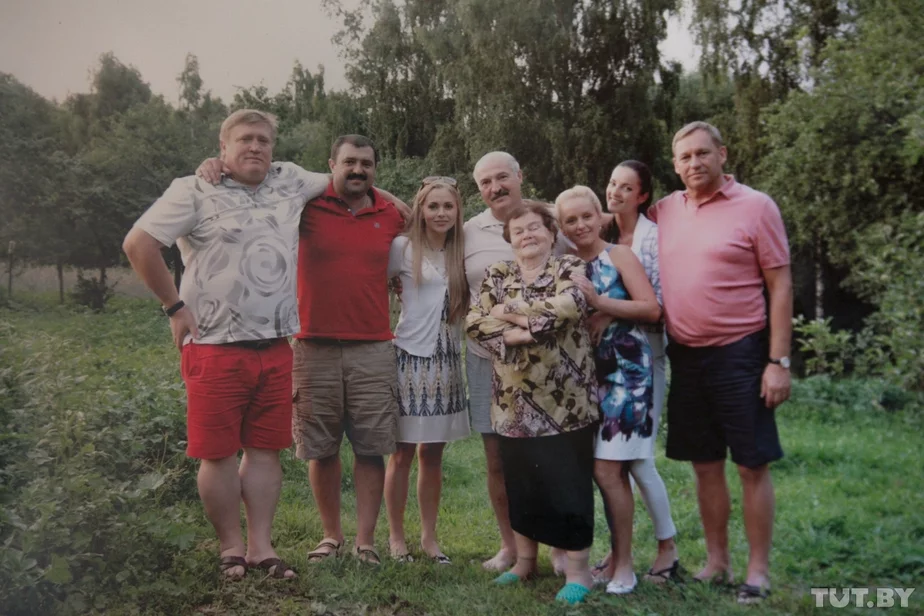 Віктар Лукашэнка (другі злева) з бабуляй па маме (на пярэднім плане). Фота tut.by.