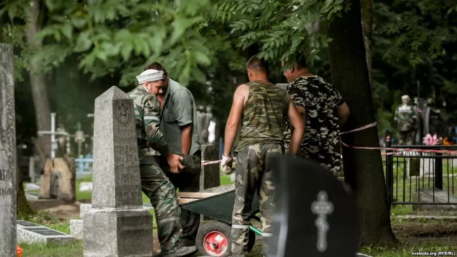 Працы спэцкамбінату КБА на Вайсковых могілках у Менску, ліпень 2018 году.