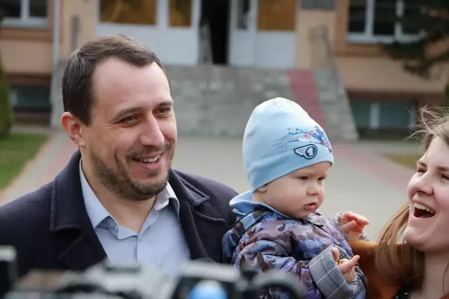 Павел Северинец выходит из тюрьмы, 20 апреля. На фото: с женой и сыном. Фото Артема Лявы.