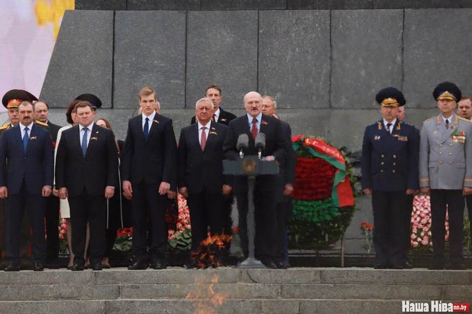 Александр Лукашенко с сыновьями на Площади Победы в Минске 9 мая 2019 года. Фото Надежды Бужан.