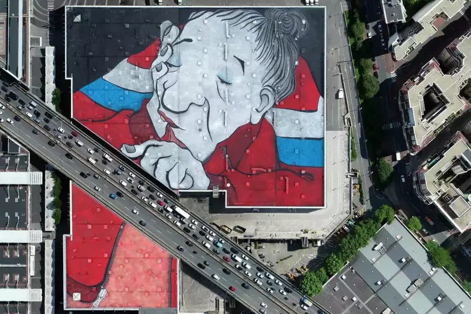 Самое большое граффити в Европе появилось на крыше Выставчного павильона в Париже. Фото Ludovic Delage / Objectif Aero / AFP