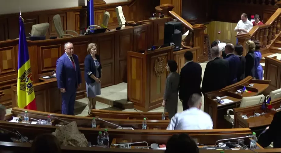 Президент Молдовы приводил новое правительство к присяге в полумраке: люди всесильного мультимиллионера отключили в парламенте свет. Фото privesc.eu.