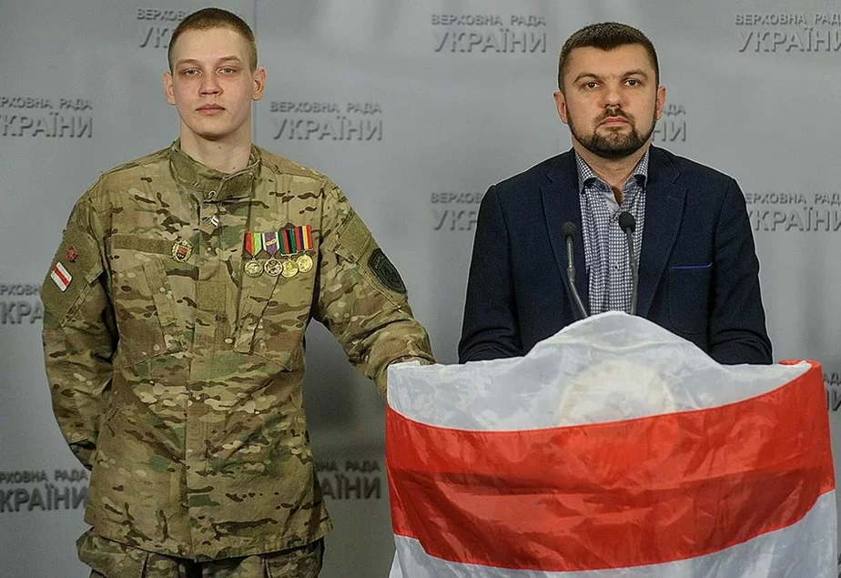 Игорь Гузь, депутат из Волыни (справа), и белорус-доброволец.